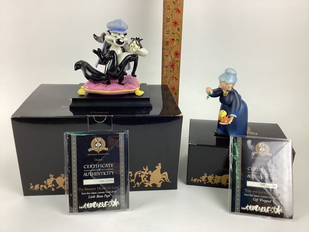 Goebel Looney Tunes Spotlight Collection, Gift Wrapped Kiss The Little Birdie Sculpture Figurine,: Goebel Looney Tunes Spotlight Collection, Gift Wrapped Kiss The Little Birdie Sculpture Figurine, Zie Broken Heart of Love Little Beau Pepe Ceramic Sculpture Figurine
