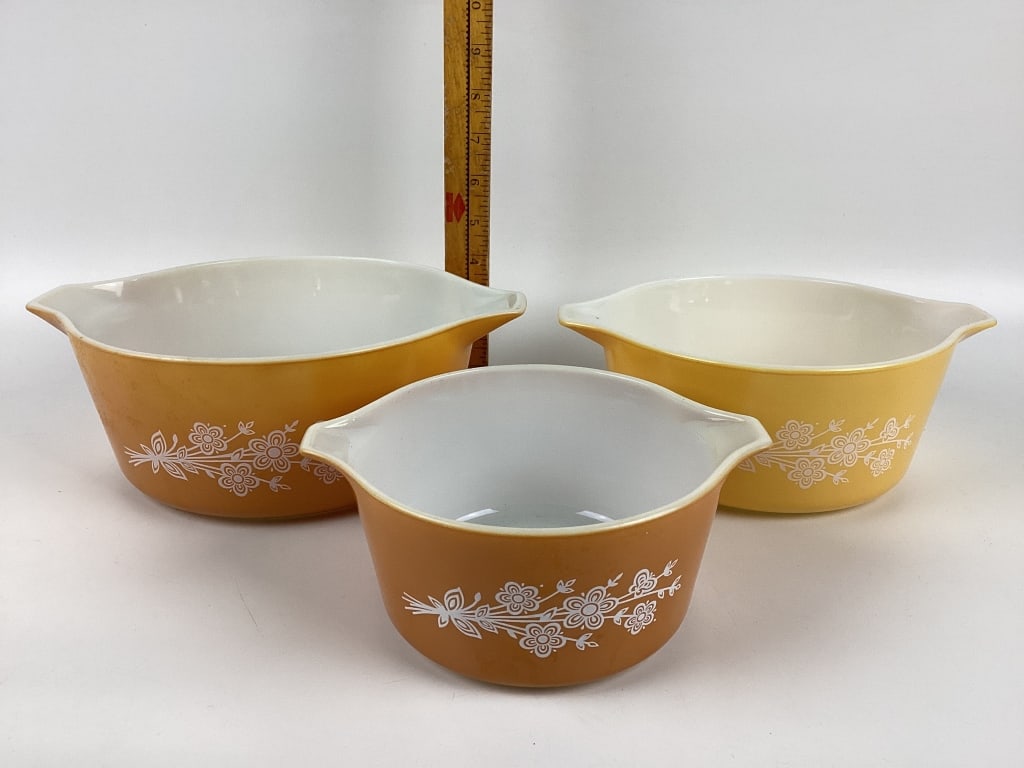 (3) Pyrex Tabbed Mixing Bowls: (3) Pyrex Tabbed Mixing Bowls
