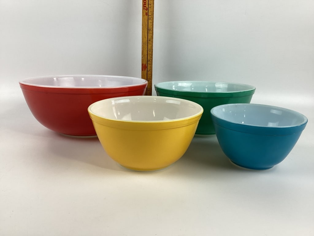 (4) Pyrex Mixing Bowls (1 of 6)