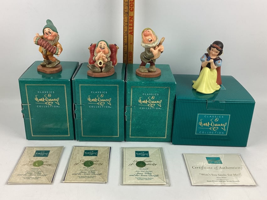 Walt Disney Classics Collection, Won't You Smile for Me? Snow White Ceramic Figurine, Aw Shucks (1 of 13)