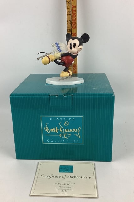 Walt Disney Classics Collection, Watch Me! Mickey Mouse Ceramic Sculpture figurine from Walt (1 of 4)