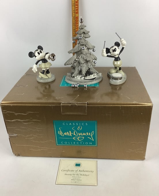 Walt Disney Classics Collection, Hooray for the Holidays Mickey & Minnie Mouse from Mickey's Orphans: Walt Disney Classics Collection, Hooray for the Holidays Mickey & Minnie Mouse from Mickey's Orphans Multi Sculpture Ceramic Display