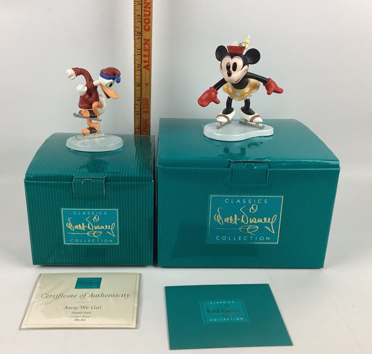 Walt Disney Classics Collection, Away We Go! Donald Duck On Ice Ceramic Sculpture Figurine, Minnie (1 of 7)