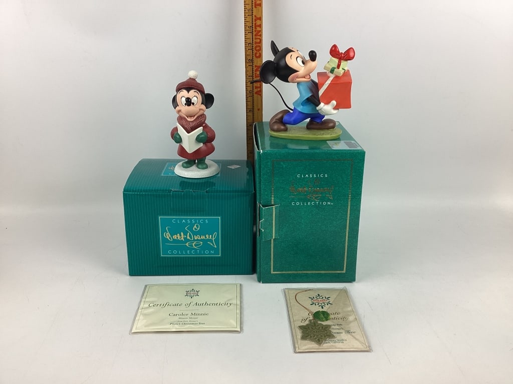 Walt Disney Classics Collection, Caroler Minnie Mouse from Pluto's Christmas Tree Ceramic Sculpture (1 of 7)