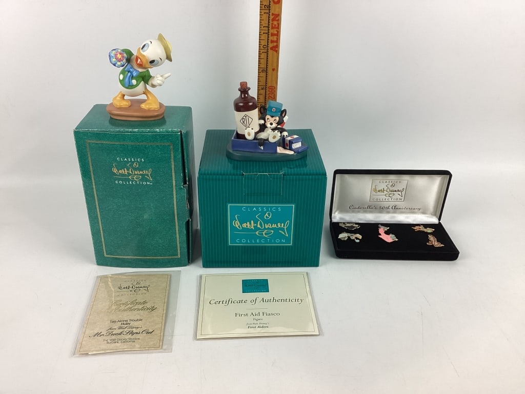 Walt Disney Classics Collection, Cinderella's 50th Anniversary 5 piece Pin Set, Nephew Duck Huey (1 of 8)