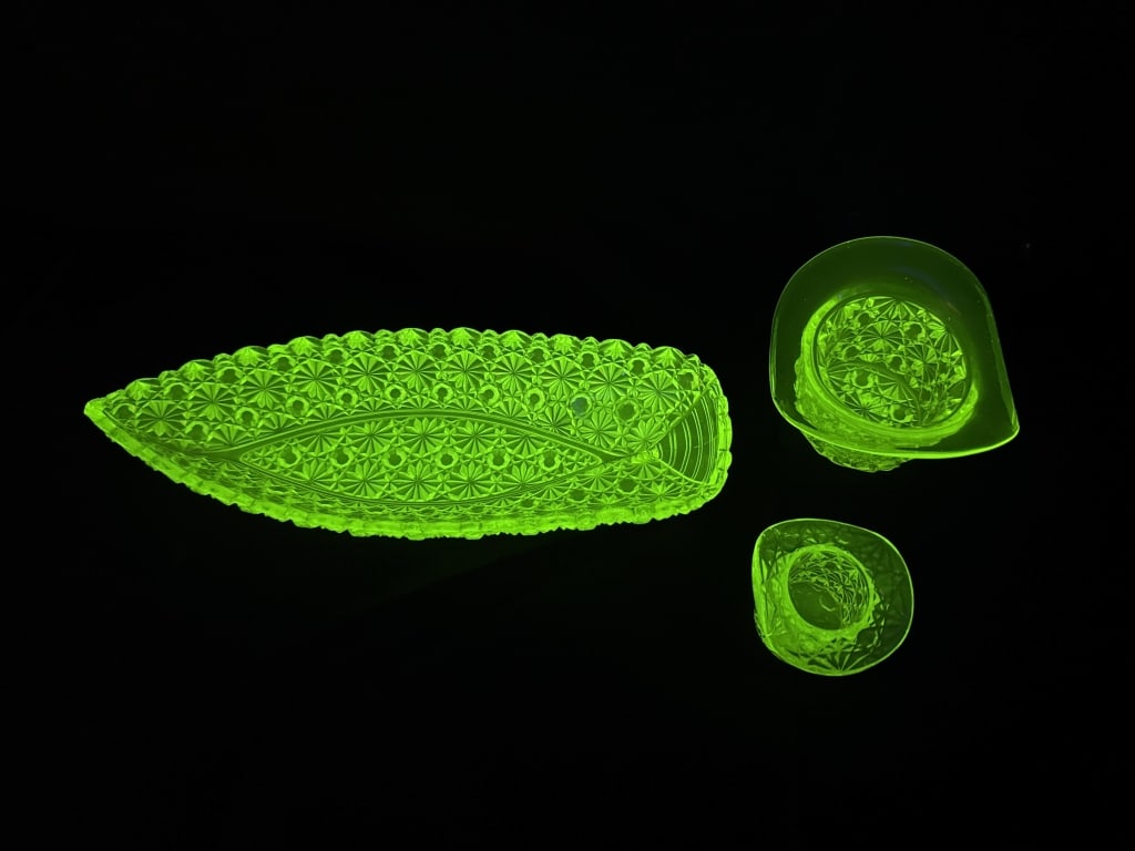 (3) Uranium Vaseline Glass Daisy & Button Pieces (1 of 8)