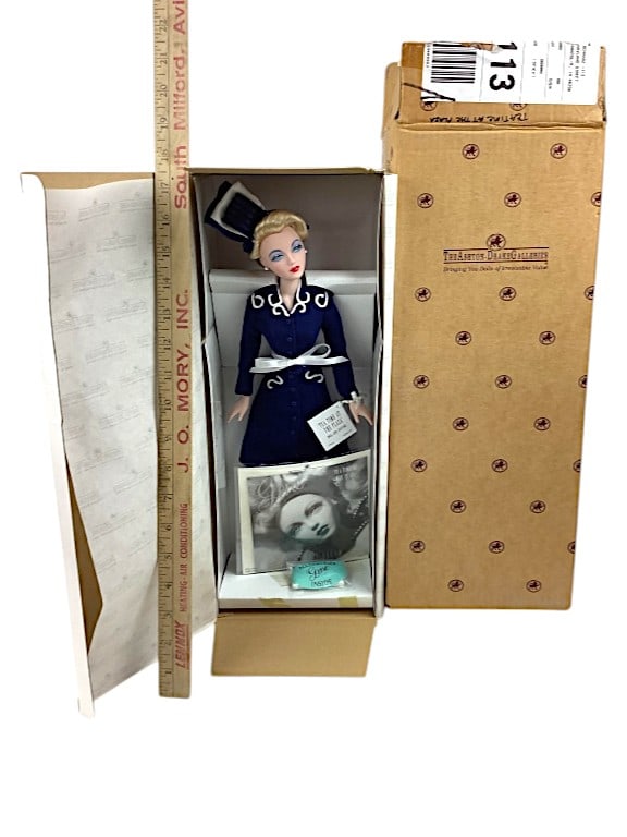Ashton Drake, Tea Time at the Plaza Doll, Gene Marshall Collection: Ashton Drake, Tea Time at the Plaza Doll, Gene Marshall Collection