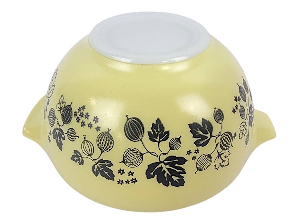 Pyrex Gooseberry Tabbed Mixing Bowl: Pyrex Gooseberry Tabbed Mixing Bowl 9.25 inches from tab to tab.