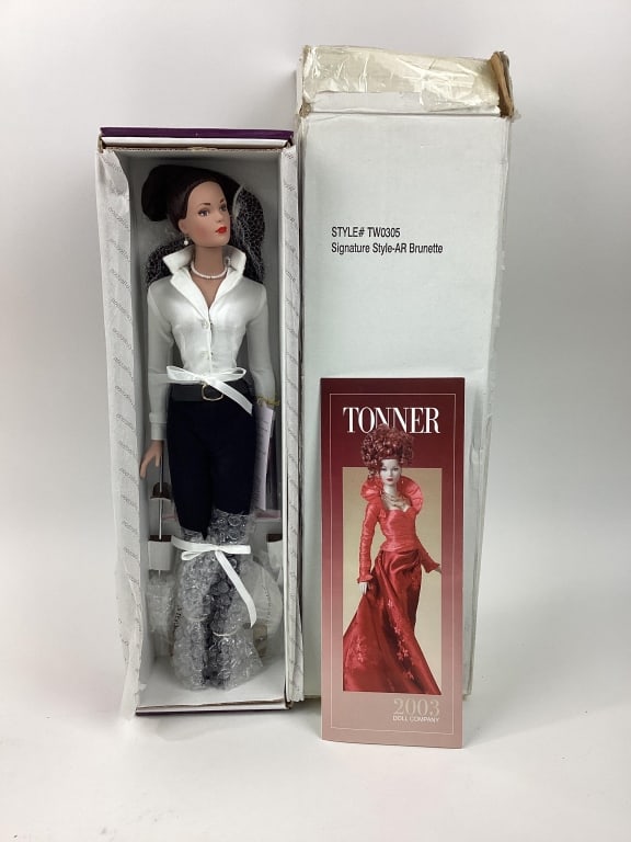 Tonner Doll Company, Signature Style - AR Brunette Doll, Tyler Wentworth Collection (1 of 5)