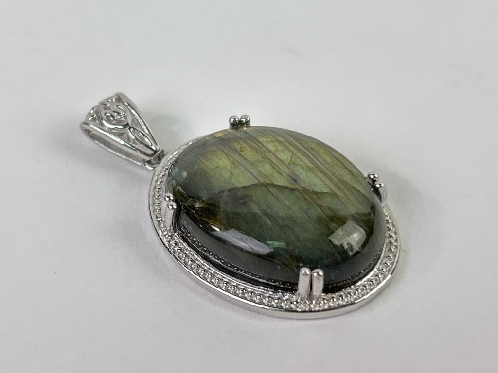 Sterling Silver & Labradorite Pendant: Sterling silver and labradorite pendant. Total weight inclusive of all materials 8.853 grams.