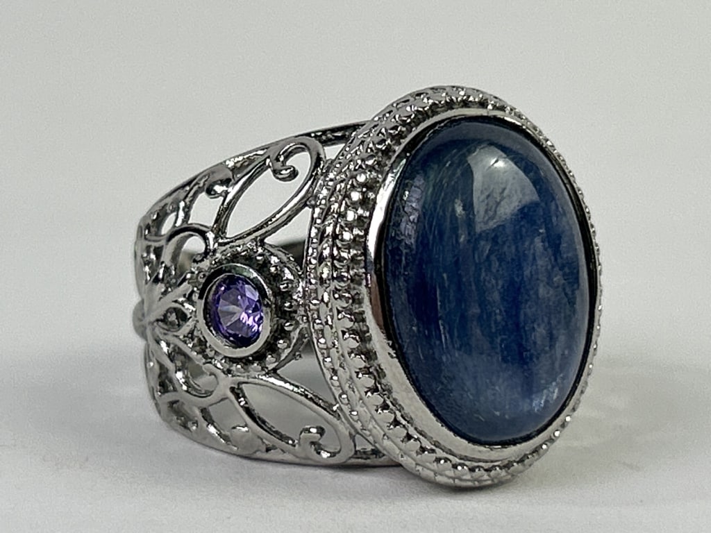 Sterling, Kyanite & Amethyst Ring Size 9: Sterling, Kyanite & Amethyst Ring Size 9. Total weight inclusive of all materials: 11.333 grams