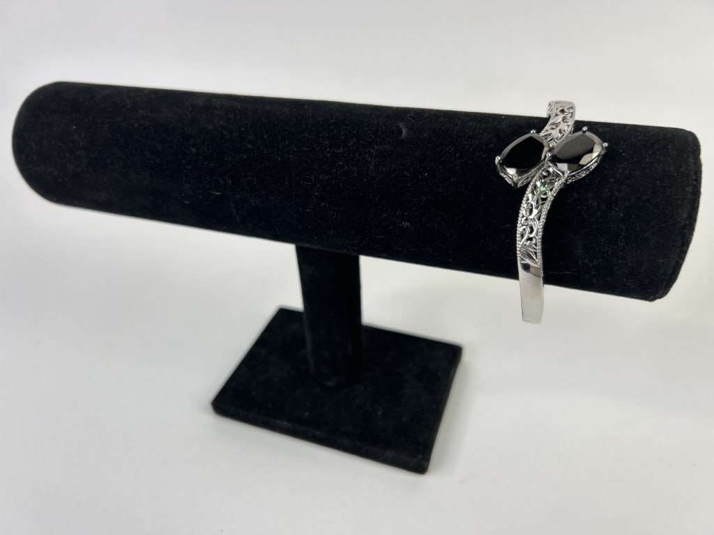 Sterling & Onyx Bracelet 19.8 grams: Sterling silver and onyx bracelet. Total weight inclusive of all materials: 19.8 grams.