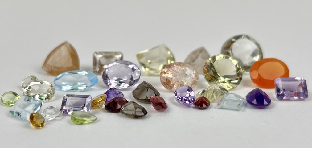 Loose Gemstones Incl, Amethyst, Quartz: Loose gemstones including amethyst, quartz and more.