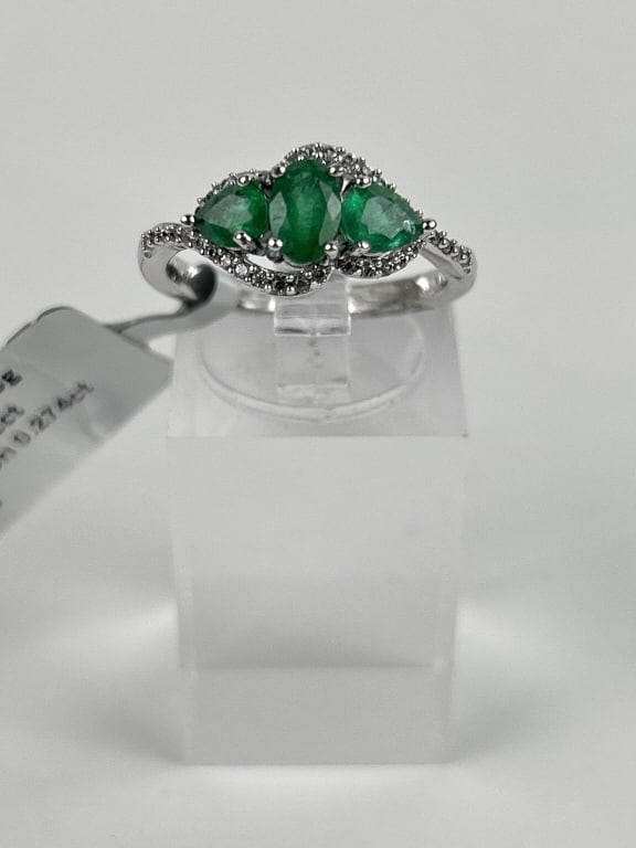 2.757 Gram Sterling Silver Ring with Green Gemstone: Size 7 925 sterling silver ring featuring a green gemstone set with clear gemstones around it. Gemstones included in weight.