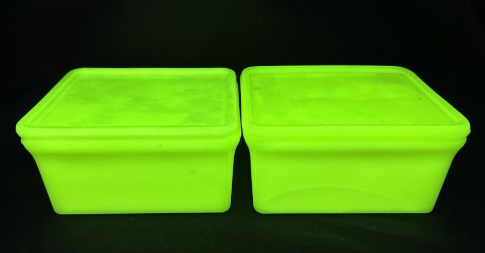 McKee Uranium Refrigerator Dish and Unmarked Refrigerator Dish with Fitted Lids: Mckee Uranium refrigerator dish and unmarked refrigerator dish. Containers have smooth surfaces and a rectangular shape.
