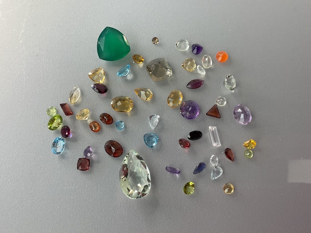 Loose Gemstones Incl. Garnet, Aquamarine, Etc.: Loose Gemstones inclduing garnet, aquarmarine, and other gemstones.