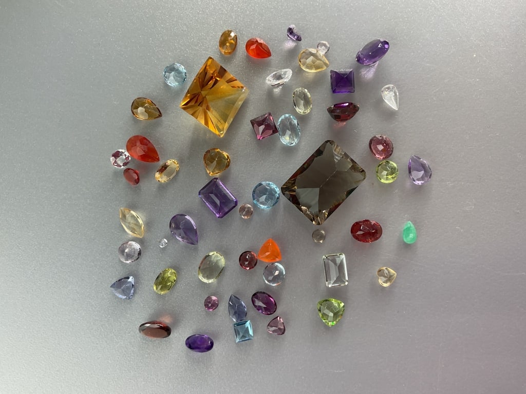 Loose Gemstones Incl. Aquamarine, Amethyst, Etc.: Loose Gemstones including Aquamarine, amethyst, and other gemstones.