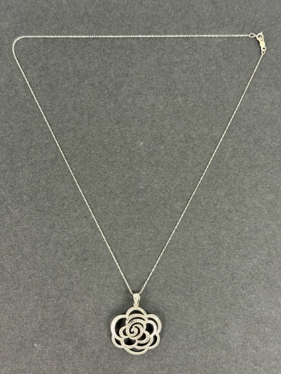 10K White Gold Necklace: 10K White Gold Necklace, 1.77g