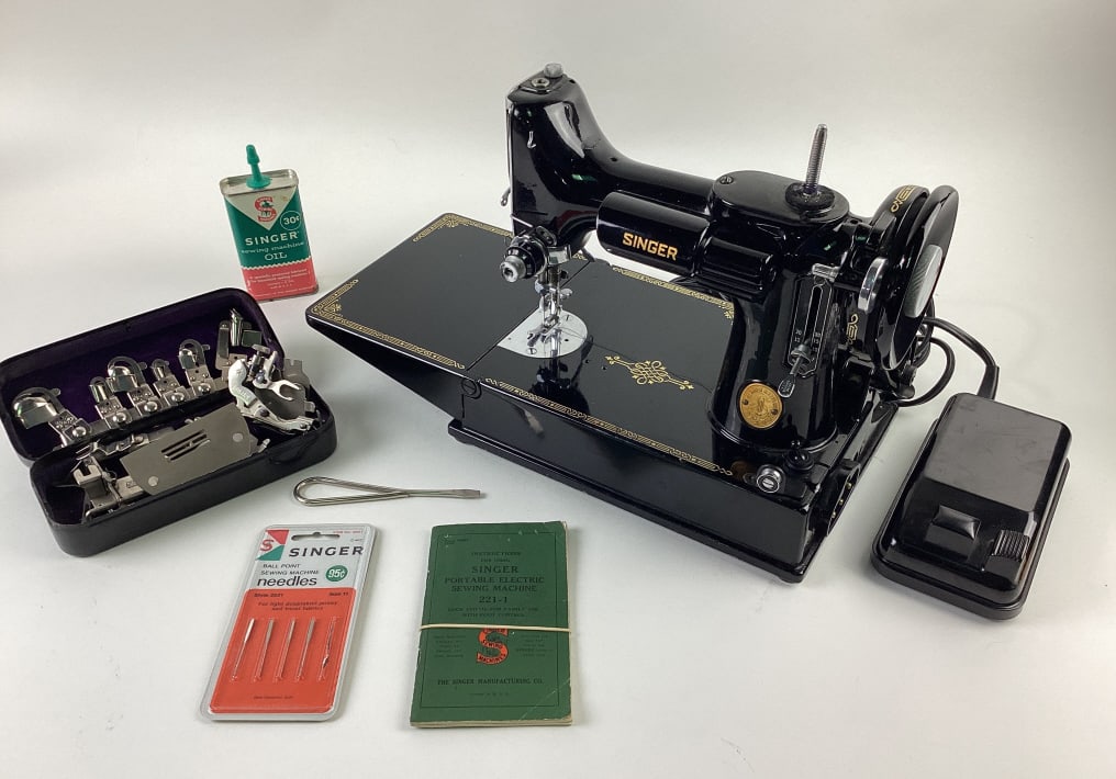 Featherweight Singer Sewing Machine w/accessories (1 of 11)