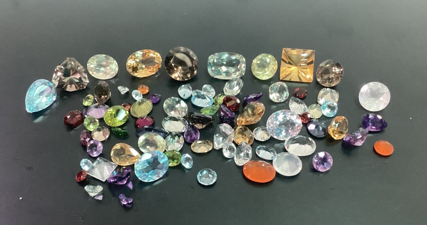 Loose Gemstones incl. Fire Opal etc..: Loose Gemstones including fire opal, aquamarine, garnet, and more. Gemstones come in various sizes, cuts, and colors