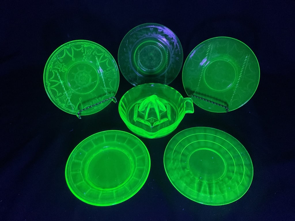 Uranium Green Depression Glass Anchor Hocking Plates and Juicer: Uranium Green Depression Glass Anchor Hocking Reamer Juicer & (4) Assorted 6" plates. Juice is approx. 6" across