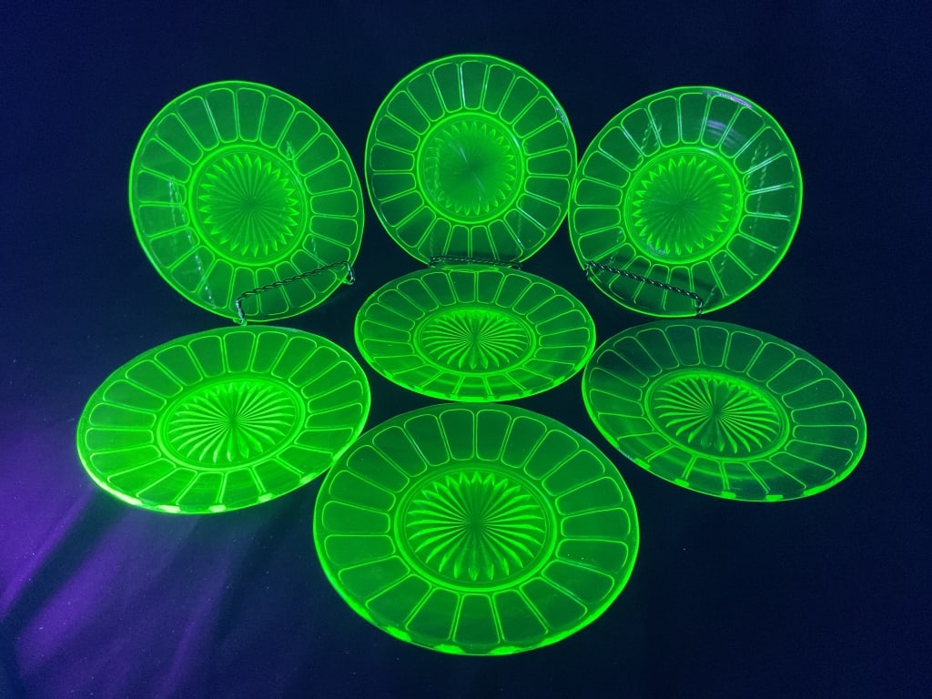 (7) Uranium Green Depression Glass Plates: (7) Uranium Green Depression Glass 6.25 Inch Plates