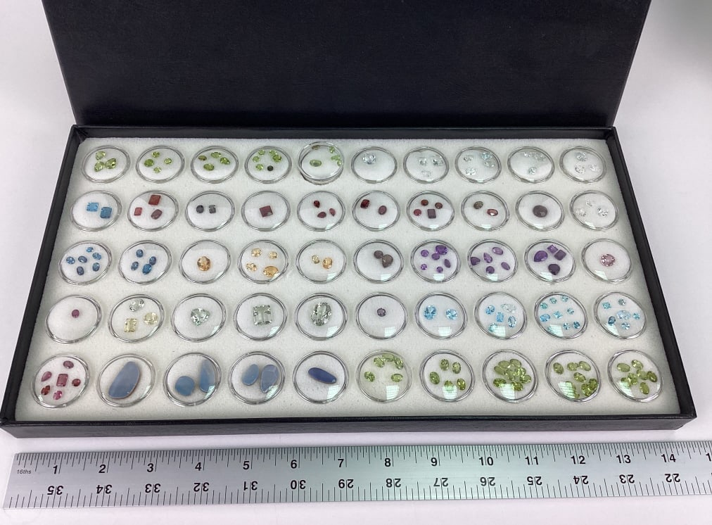 Tray of Assorted Loose Gemstones: Loose Gemstones including topaz, garnet, aquamarine, and more.