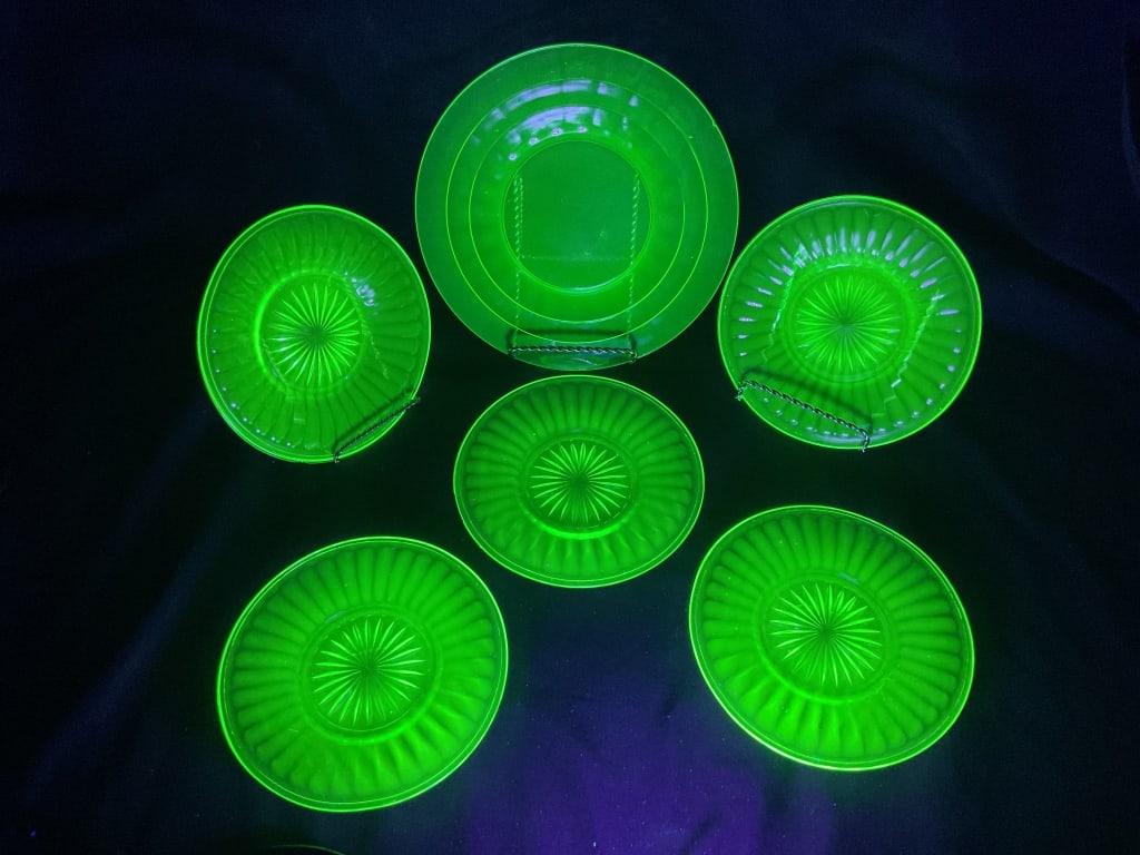 (6) Uranium green Depression Glass Plates: (6) Uranium green depression glass plates. 5 plates are approx. 6", the last plate is approx. 8".