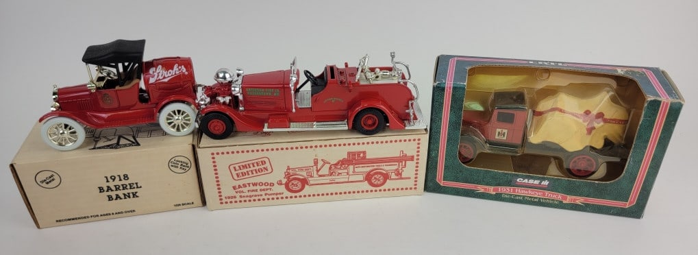 Eastwood 1926 Seagrave Pumper, Ford Model T, and 1931 Hawkeye Truck Diecast Models: 1991 ERTL The Eastwood Company Limited Edition Vol. Fire Dept. 1926 Seagrave Pumper, 1989 ERTL 1/25 Scale Diecast Ford Model T Runabout Stroh's 1918 Barrel Bank with key, and 1997 ERTL Case Hi 1/34 Sc