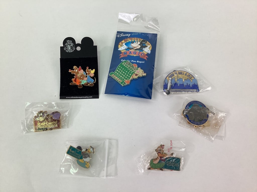 (7) Disney Collector Trader Pins (1 of 7)