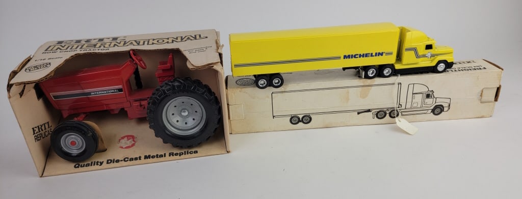 Ertl Diecast Tractor and Freightliner Cab with Trailer (1 of 14)