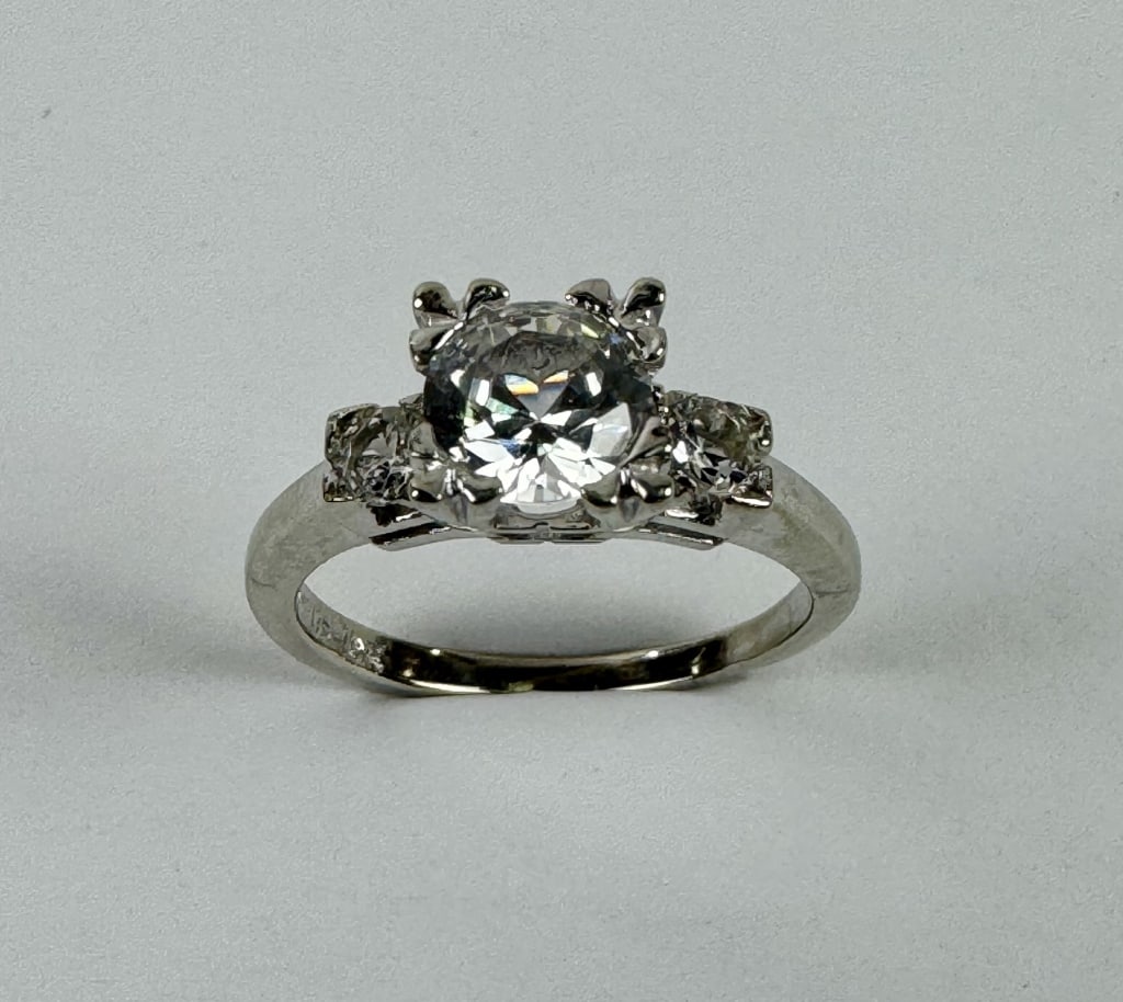10K White Gold Ring with Simulated Stones, size 5: 10K White Gold Ring with Simulated Stones, size 5, total weight 2.76g