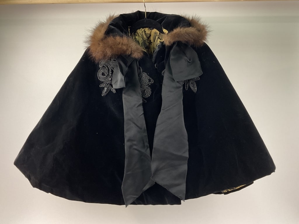 Victorian Period Velvet Cloak (1 of 9)