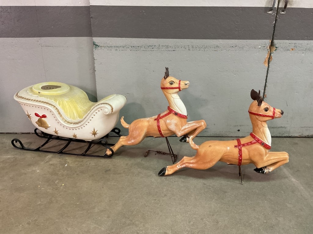 Blow Mold Slegh and (2) Reindeer (1 of 7)