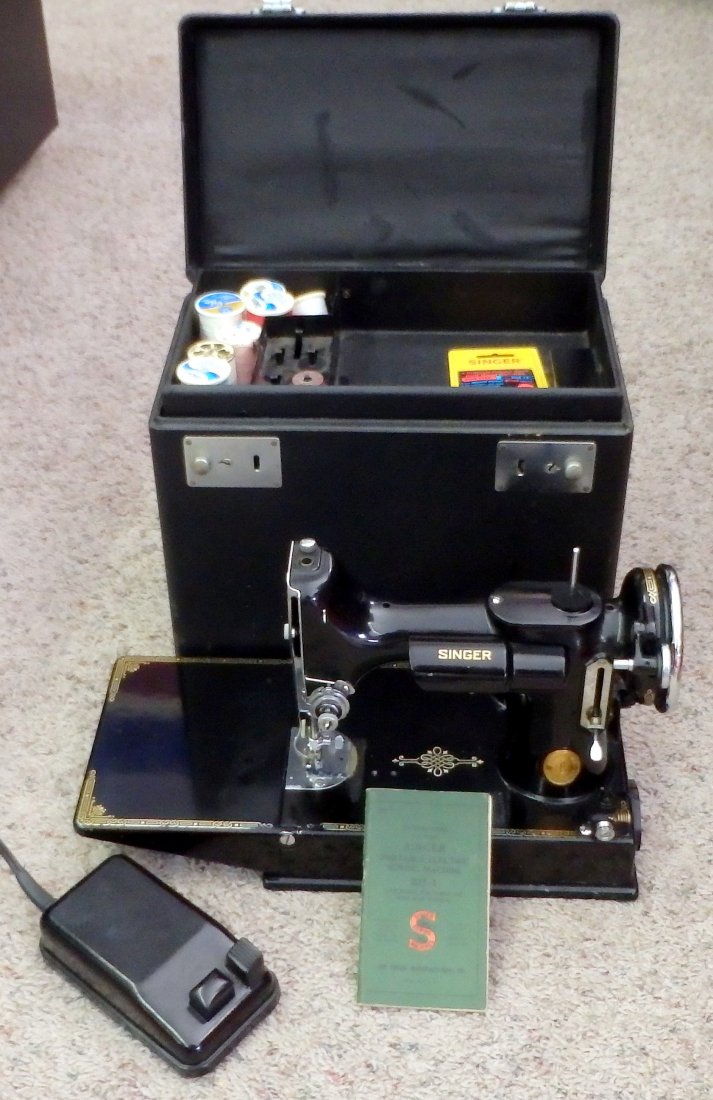 Singer Featherweight 221-1 Portable Electric Sewing (1 of 8)