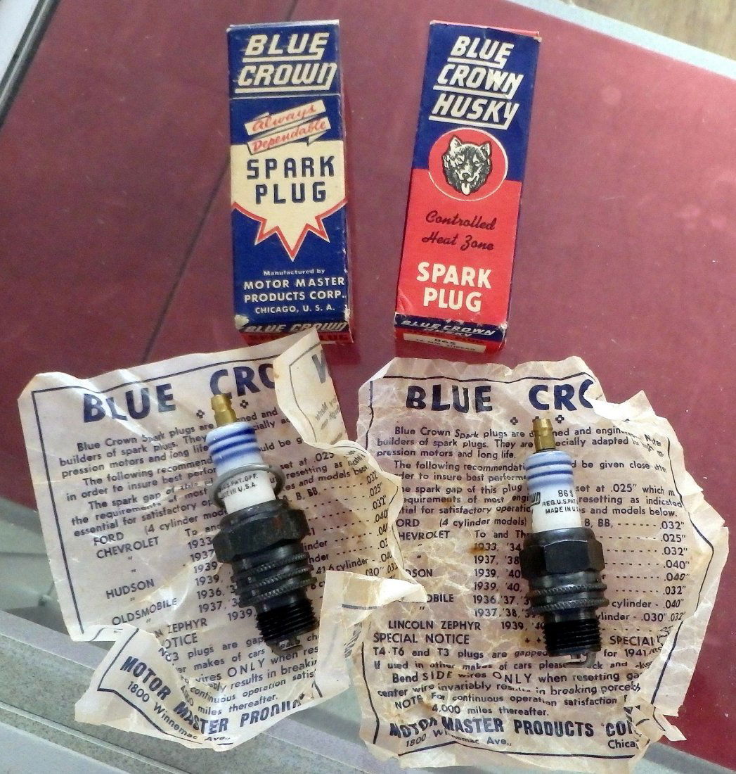 2 Blue Crown Spark Plugs with Boxes (1 of 5)