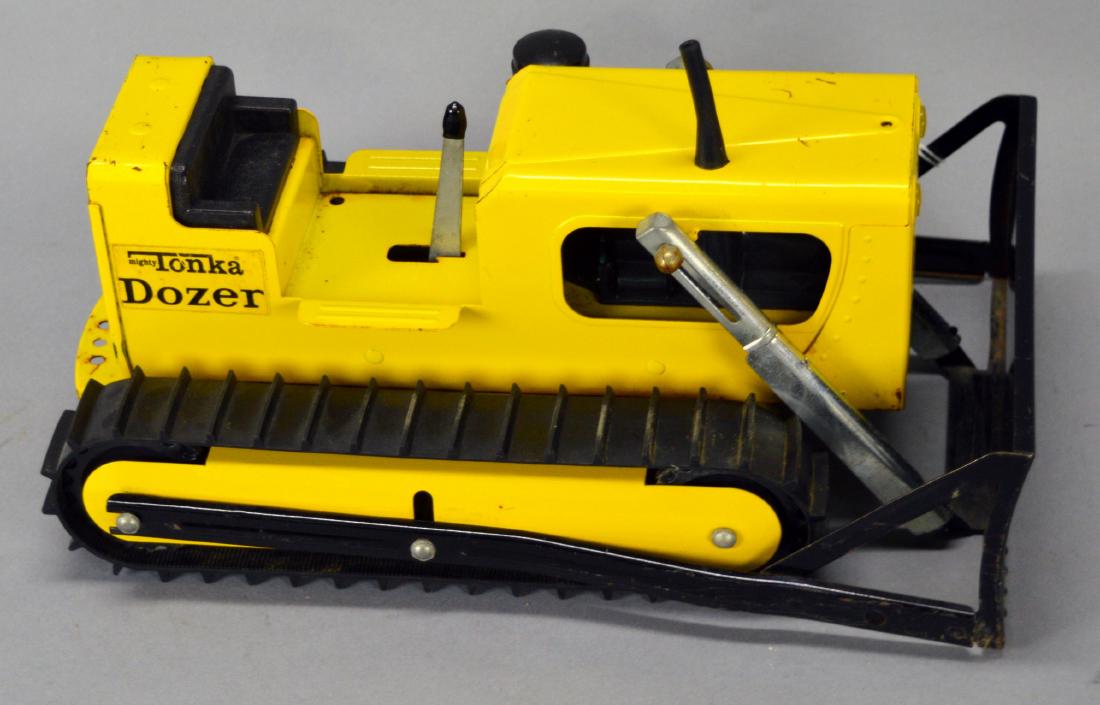 Tonka Original 1/16Th-Scale Dozer: Marvelous complete condition - not mint, but still very nice. Everything is here and works well.