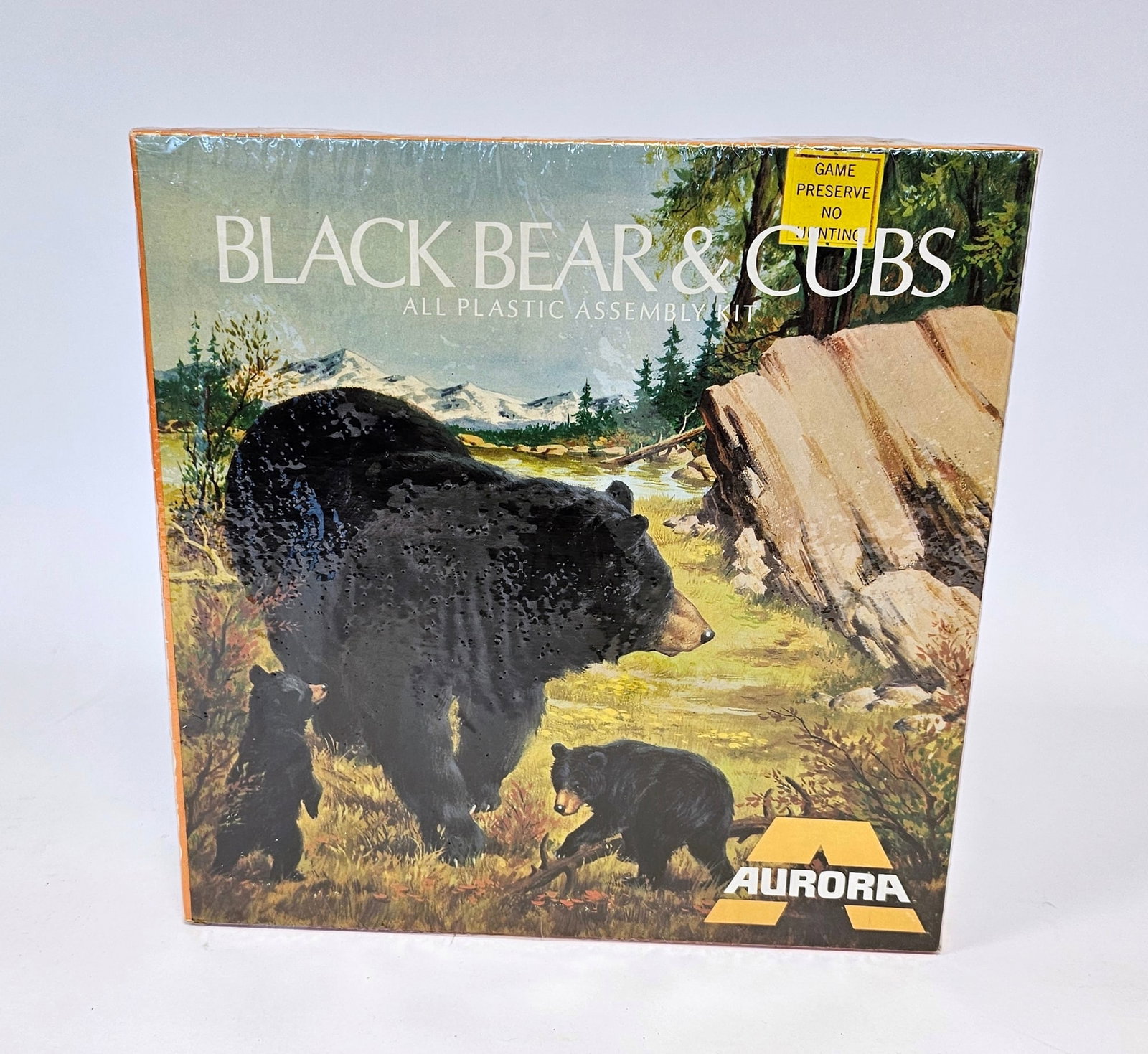 Aurora 'Black Bear & Cubs' plastic assembly kit, No.407-130 boxed in film: Aurora 'Black Bear & Cubs' plastic assembly kit, No.407-130 boxed in film