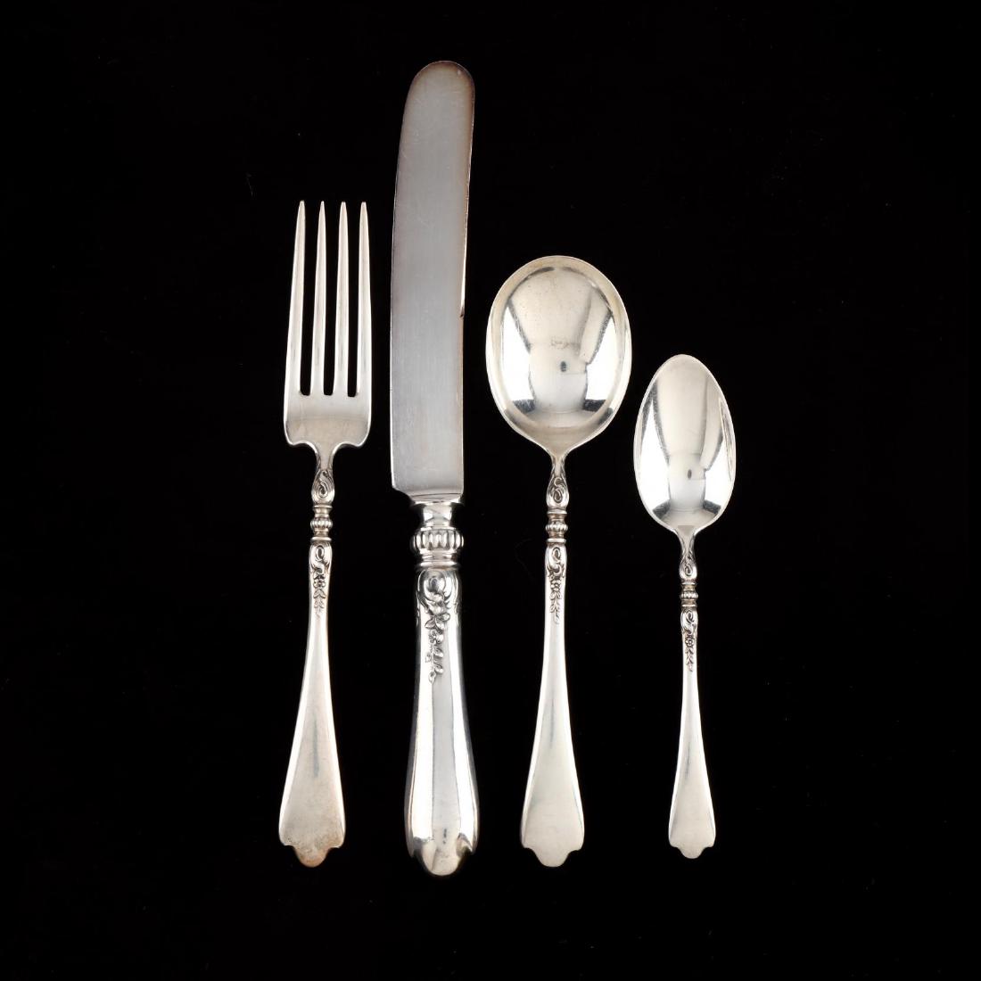 Lunt "Nellie Custis" Sterling Silver Flatware Service (1 of 4)