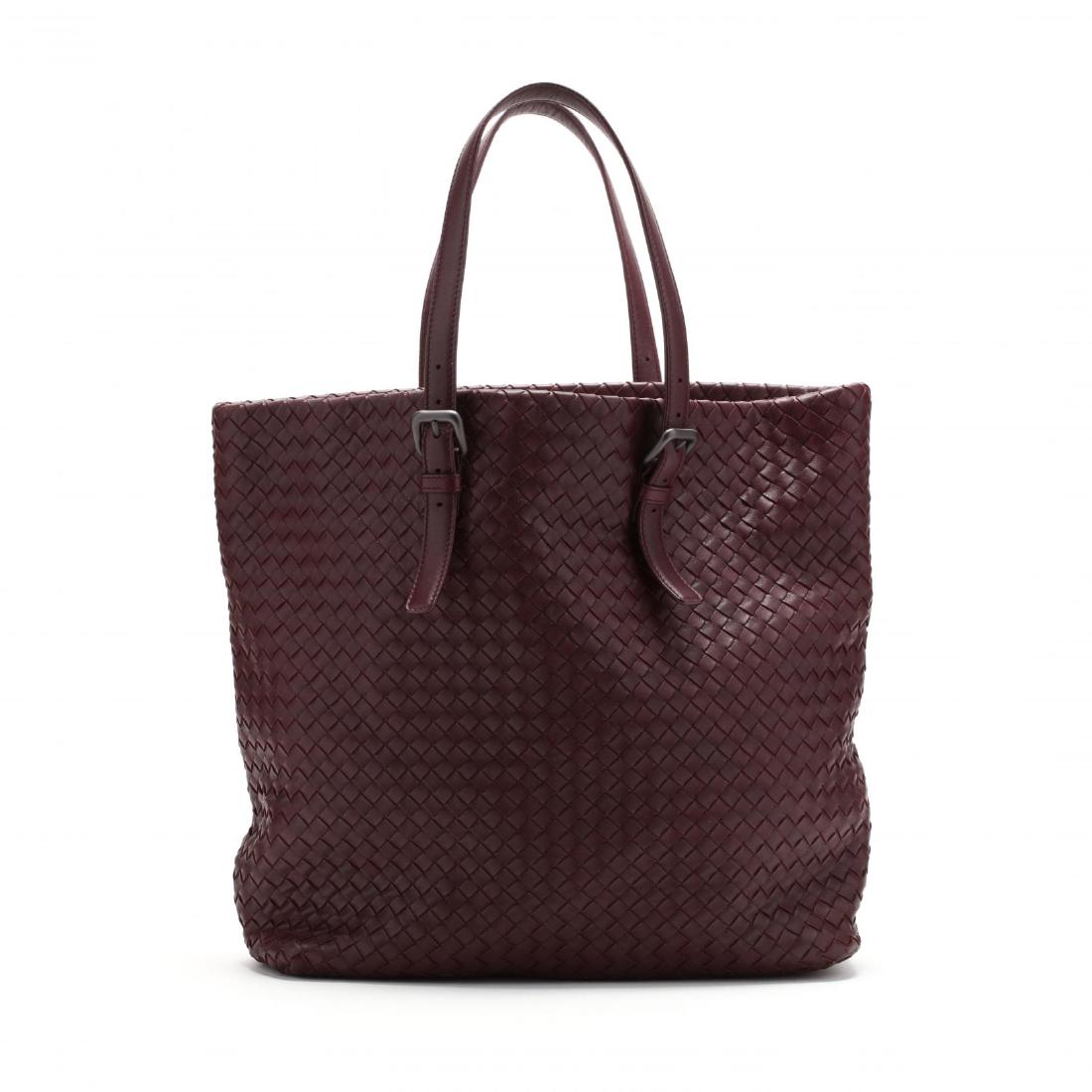 Intrecciato Woven Leather, Rene Tote Style , Bottega: made in Italy, composed of woven aubergine leather, this versatile and spacious bag has a seamless structure with adjustable straps that allow use as a shoulder bag, open top with suede interior havin