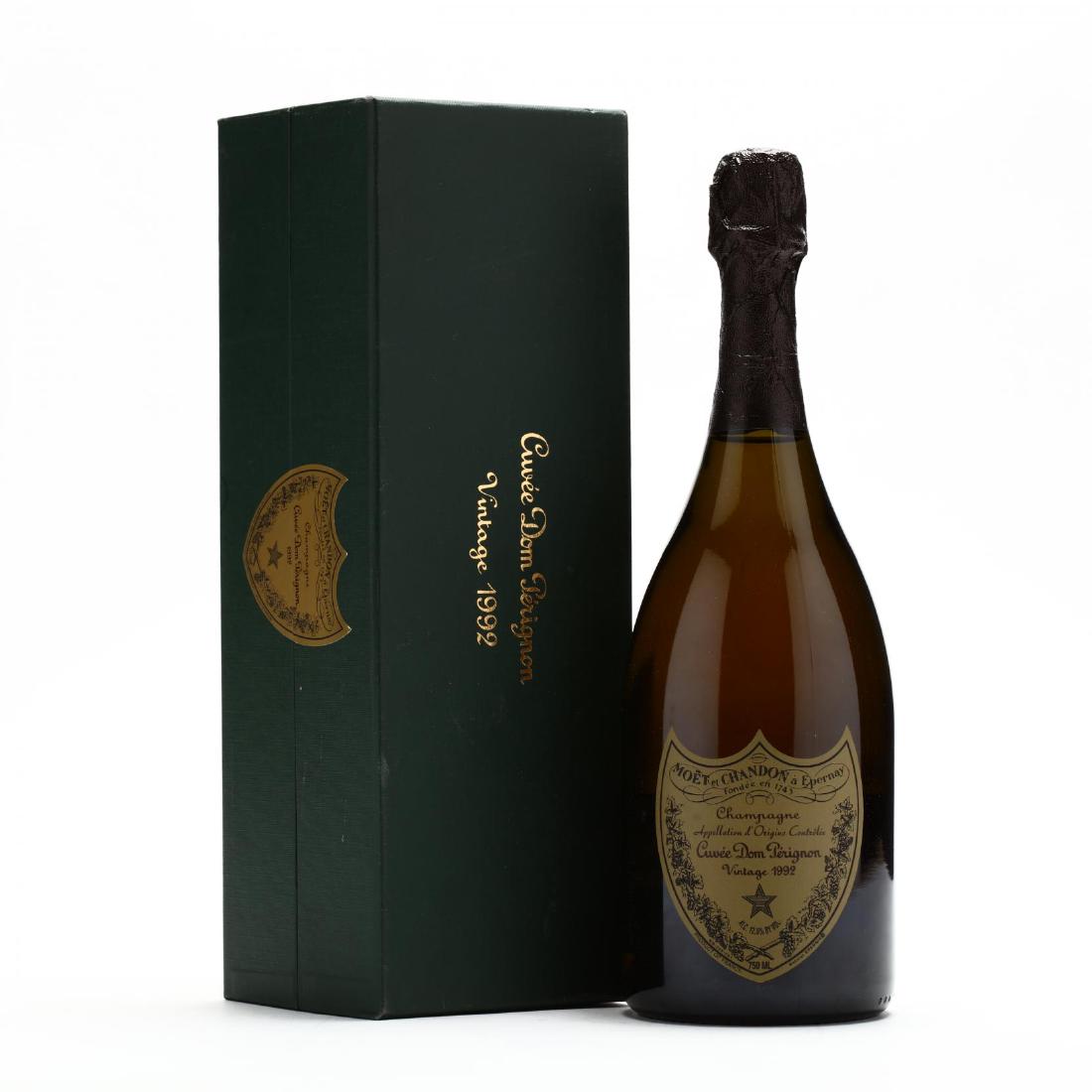 Moet et Chandon Champagne - Vintage 1992: Moet et Chandon Champagne - Vintage 1992Vintage 1992, Moet et Chandon, Dom Perignon, fill level 0.5cm below bottom of foil (1 750 ml) Additional high-resolution photos are available at LelandLittle.