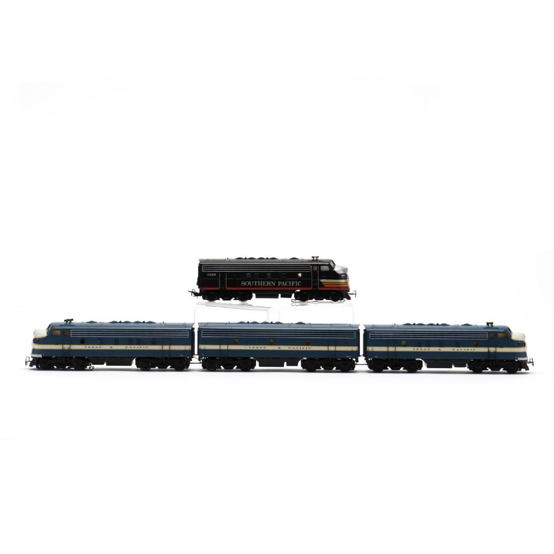 Marklin HO Scale Southern Pacific and Texas Pacific: Marklin HO Scale Southern Pacific and Texas Pacificplastic and metal construction, a Southern Pacific diesel engine 3129, head lamp, horn, reflex coupler (7.25 in.); Texas Pacific set 1540, 1529 B and
