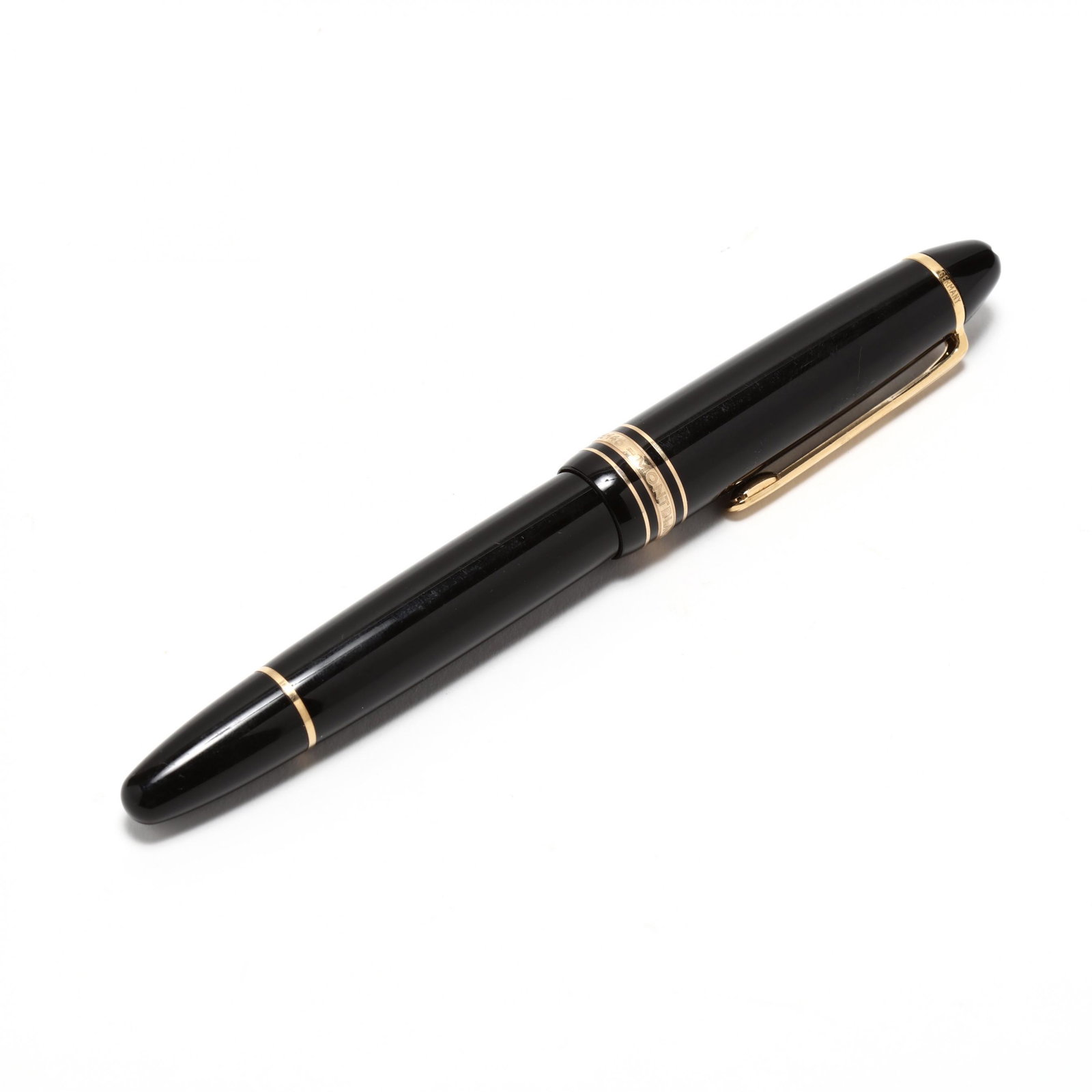 Montblanc MeisterstÃ¼ck Gold-Coated 146 Fountain Pen: Montblanc MeisterstÃ¼ck Gold-Coated 146 Fountain Pen post 1990, 14kt gold nib, deep black resin with white star emblem to cap, marked "CD 108282" and "Germany" to cap. Additional high-resolution pho