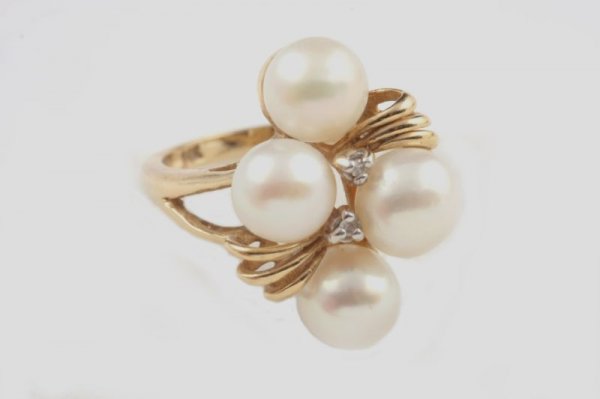 Three Pearl Jewelry Items, - 4