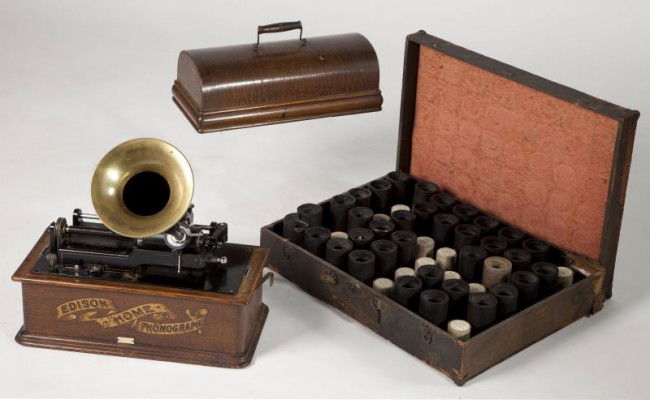 Edison Home Phonograph: Edison Home Phonograph cylinder player made before 1910, serial #H52927 on the top plate having May 31, 1898 as the last patent date, a distributor's ivory label for S. B. Davega Sporting Goods of New