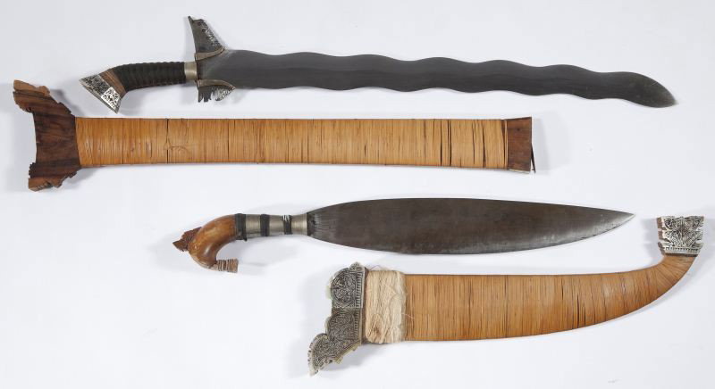 Matching Philippines Moro Kris and Bolo: Matching Philippines Moro Kris and Bolo 20th century, the kris being 28 in. LOA with a 23 in. blade, mother-of-pearl decoration on the pommel; the bolo 21.5 in. LOA with a 15.5 in. blade, carved woode