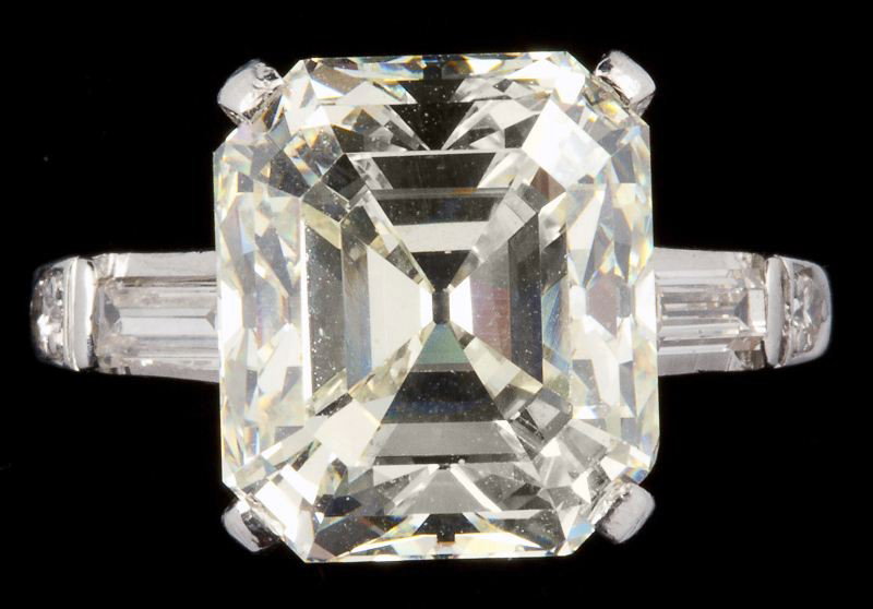 Impressive 9.90 carat Platinum and Diamond Ring - 3