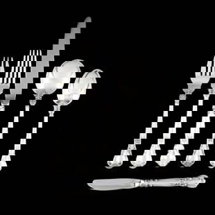 Gorham Chantilly Sterling Silver Flatware Service: Gorham Chantilly Sterling Silver Flatware Service (104) pieces to include: (10) dinner knives (9 in.); (11) dinner forks (7 in.); (10) salad forks (6 3/8 in.); (23) teaspoons (5 3/4 in.); (8) round