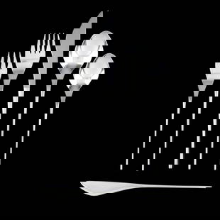 International Vision Sterling Silver Flatware Service: International Vision Sterling Silver Flatware Service (130) pieces to include: (15) dinner knives (8 1/2 in.); (15) dinner forks (7 3/8 in.); (18) salad forks (6 1/4 in.); (27) teaspoons (6 1/4