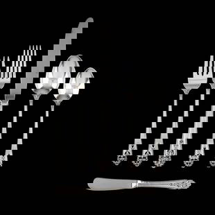 International Queen's Lace Sterling Silver Flatware Service: International Queen's Lace Sterling Silver Flatware Service (93) pieces to include: (5) dinner knives (9 3/8 in.); (8) luncheon knives (9 in.); (4) dinner forks (7 3/4 in.); (9) luncheon forks (7